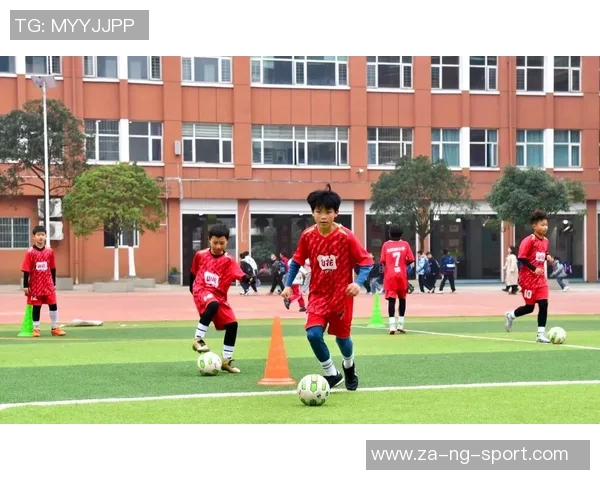 足球模仿秀精彩纷呈球迷们的欢笑与热情交织成一场视觉盛宴